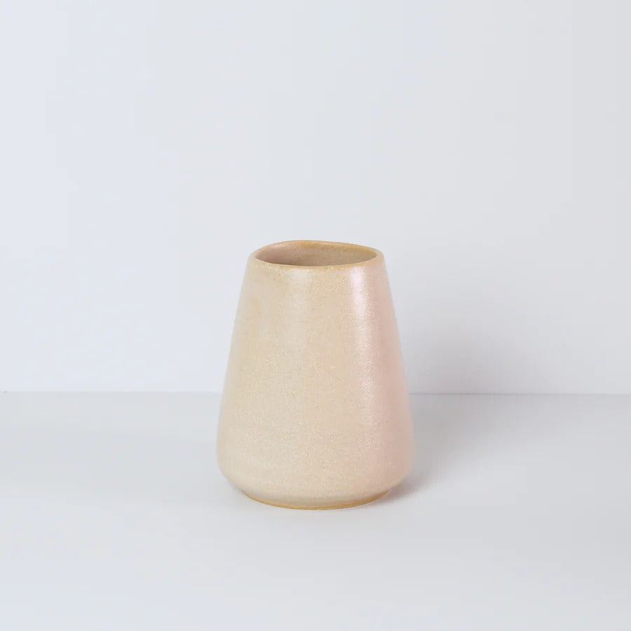 Ø-vasen i lille er en fin keramik vase fra Bornholms Keramikfabrik i lyserød