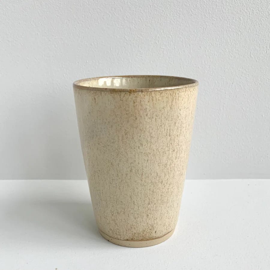 tall ø-cup fra bornholm keramikfabrik i farven sand