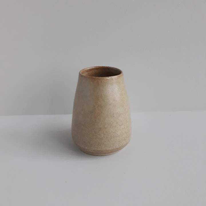 Lille ø-vase fra Bornholms Keramikfabrik i beige