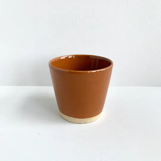Ø-cup fra Bornholms Keramikfabrik er en klassisk keramik kop fra Bornholm - perfekt til en lille god kop kaffe. Denne er i farven ‘caramel’ som er en brun farve