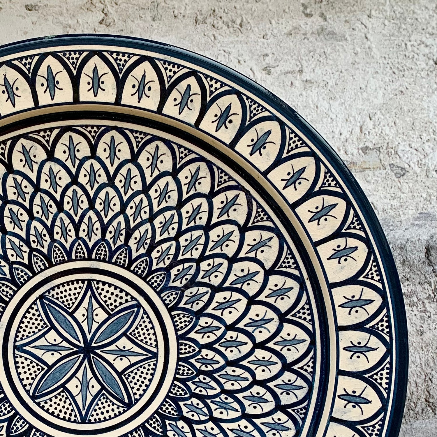 Håndmalet marokkansk keramik fad i smukt traditionelt mønster. Designet her hedder CATALIN og har et smukt mønster i blå farver på råhvid bund. Fåes i 2 størrelser.