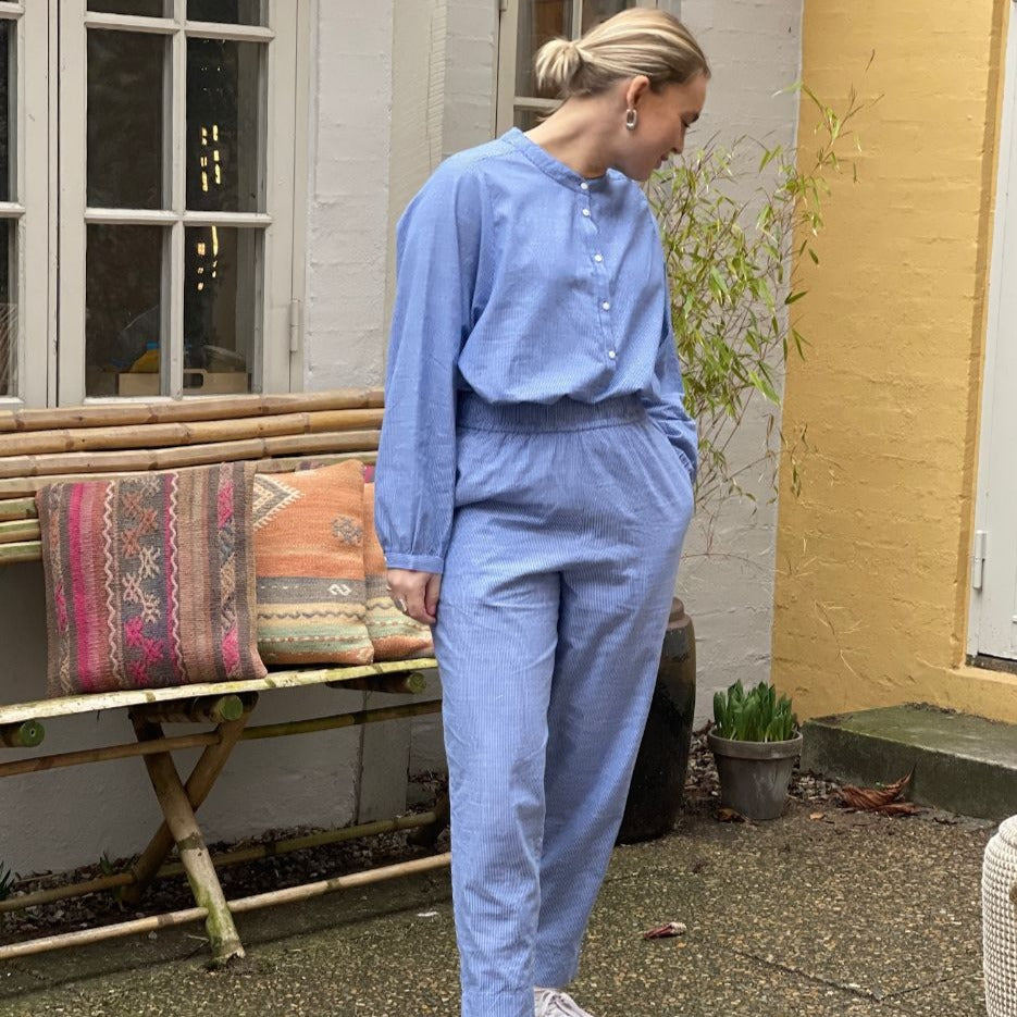 Olso bukser fra Frau, stribede blå bukser med smalle ben, lavet i 100% økologisk bomuld