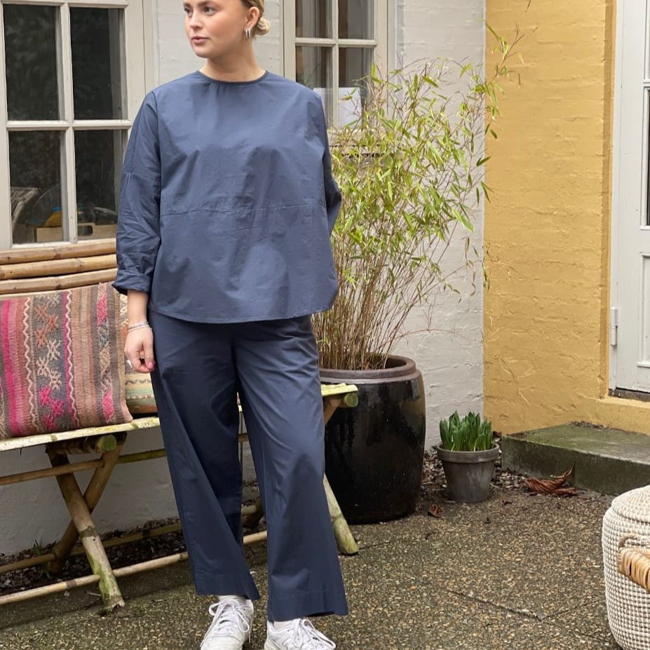 Romeo skjortebluse i mørkeblå fra danske Frau