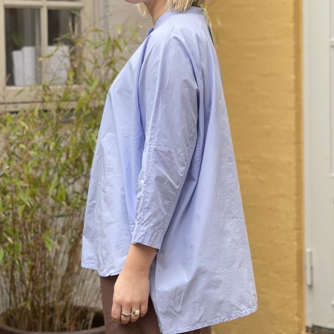 Lyseblå oversized skjorte i enkelt design med 3/4 ærmer og kinakrave. Skjorten er lidt længere bagpå og runder fint foran. Skjorten har stolpelukning, og er lavet i en let økologisk bomuldspoplin, som gør skjorten åndbar og behagelig at have på. Skjorten er one size og passer str 34-44.