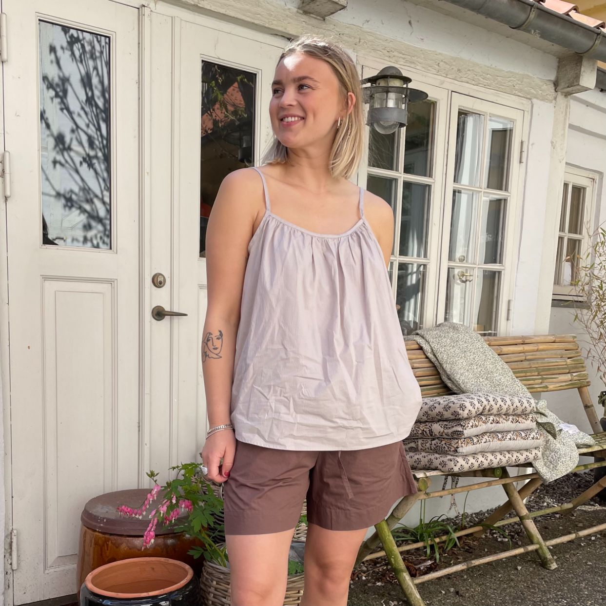 De nye Sydney Shorts i mørkebrun er endnu en tidløs klassiker til din garderobe fra danske Frau. Shortsene er lavet i et enkelt design med vide ben, baglommer, bred elastik i taljen og bindebånd.