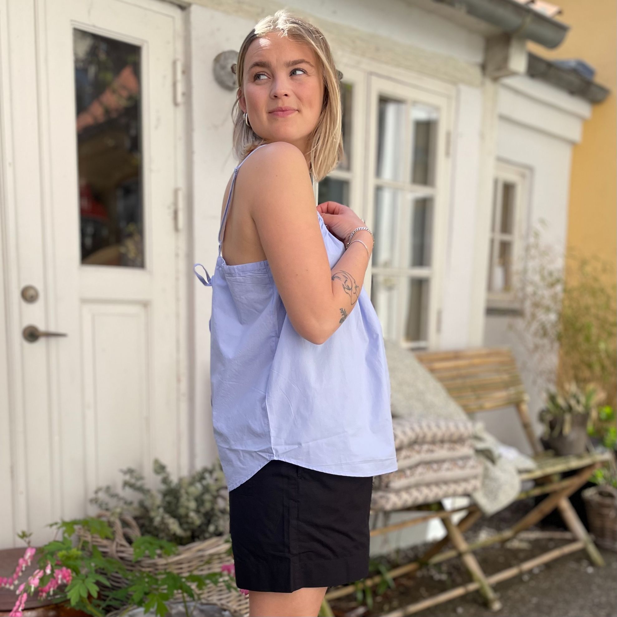 De nye Sydney Shorts i sort er endnu en tidløs klassiker til din garderobe fra danske Frau. Shortsene er lavet i et enkelt design med vide ben, baglommer, bred elastik i taljen og bindebånd.