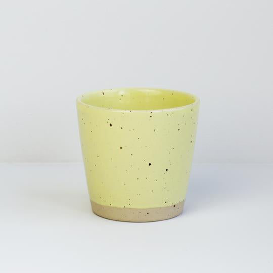 keramik kop fra bornholms keramikfabrik i lemonade gul farve