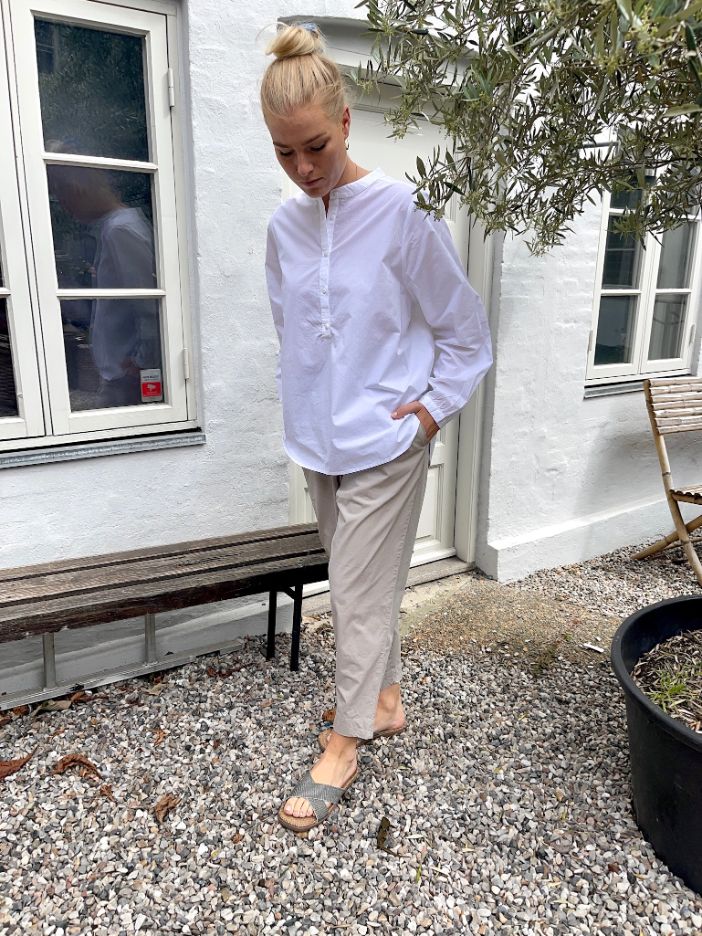 Smalle bukser i grå,  i økologisk bomuldGrå smalle bukser i økologisk bomuld fra frau