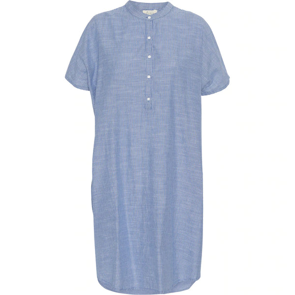 Vi er helt vilde det fine snit på 'Seoul' skjortekjolen i stribet blå og hvid fra danske Frau - skjorte kjolen har korte 3/4 ærmer og en simpel kinakrave, der giver den et lækkert casual look.