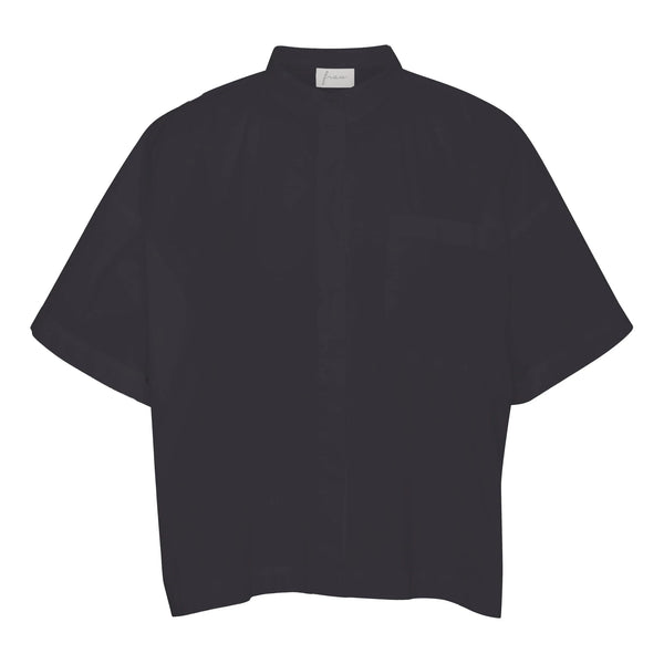 Den sorte kortærmede 'Nice' skjorte fra Frau er en tidløs klassiker til garderoben. T-shirten skjorten har stolpelukning, og er lavet i en let bomuldspoplin, som gør skjorten åndbar og super behagelig at have på. 