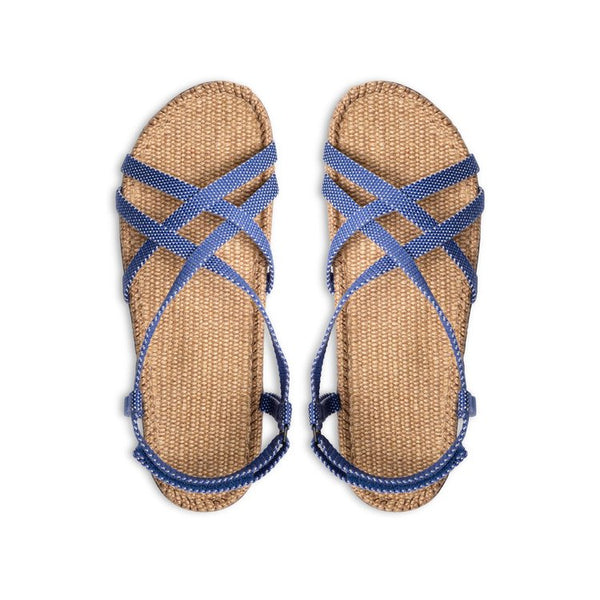 Den feminine blå sandal Shangies woman #2 er perfekt til den varme sommerdag. De tynde remme sidder godt på foden og passer til de fleste. Remmen er fleksibel og lukkes bag hælen. De smukke sandaler er specielt designet til at være holdbare, lette og komfortable.