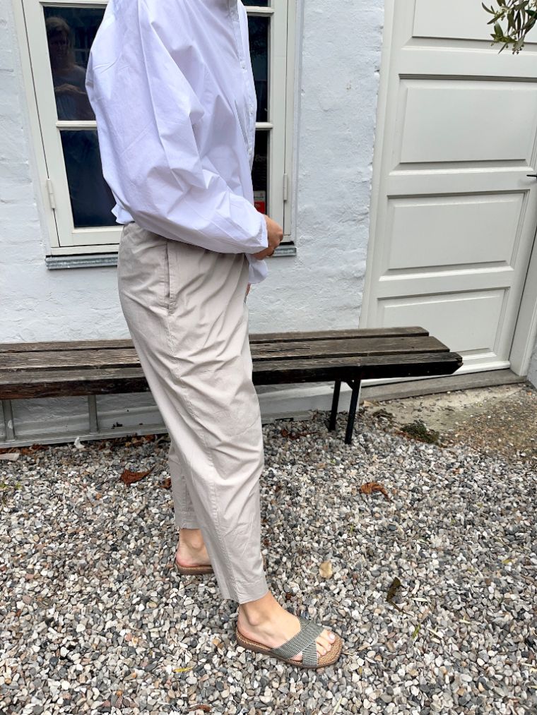 Smalle bukser i grå,  i økologisk bomuldGrå smalle bukser i økologisk bomuld fra frau