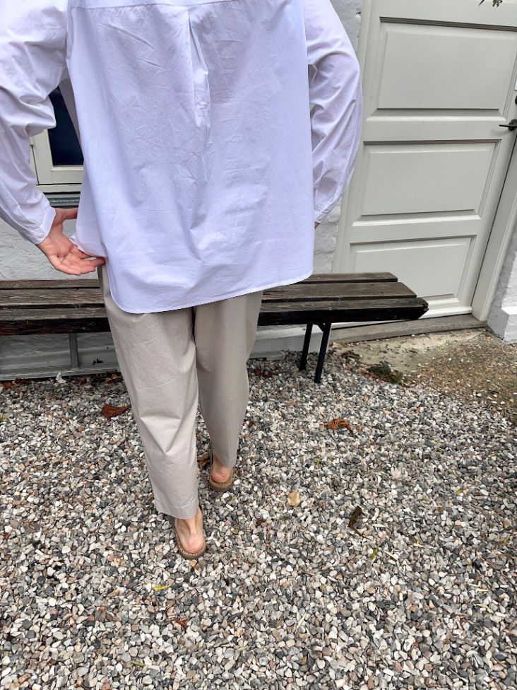 Smalle bukser i grå,  i økologisk bomuld