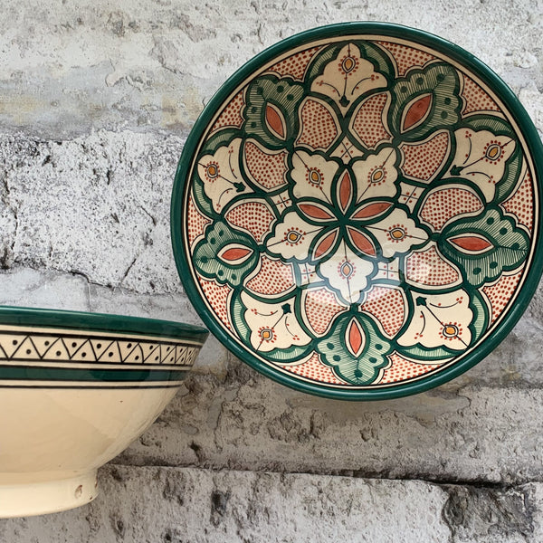 Håndmalet marokkansk keramik skål i smukt traditionelt mønster. Designet her hedder PIL og har et fint mønster i sort, rød og grøn på råhvid bund. Fåes i 3 størrelser.