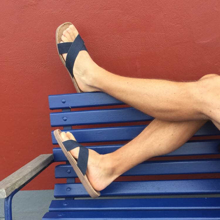 Shangies unisex, en bred blå sandal til mænd og kvinder