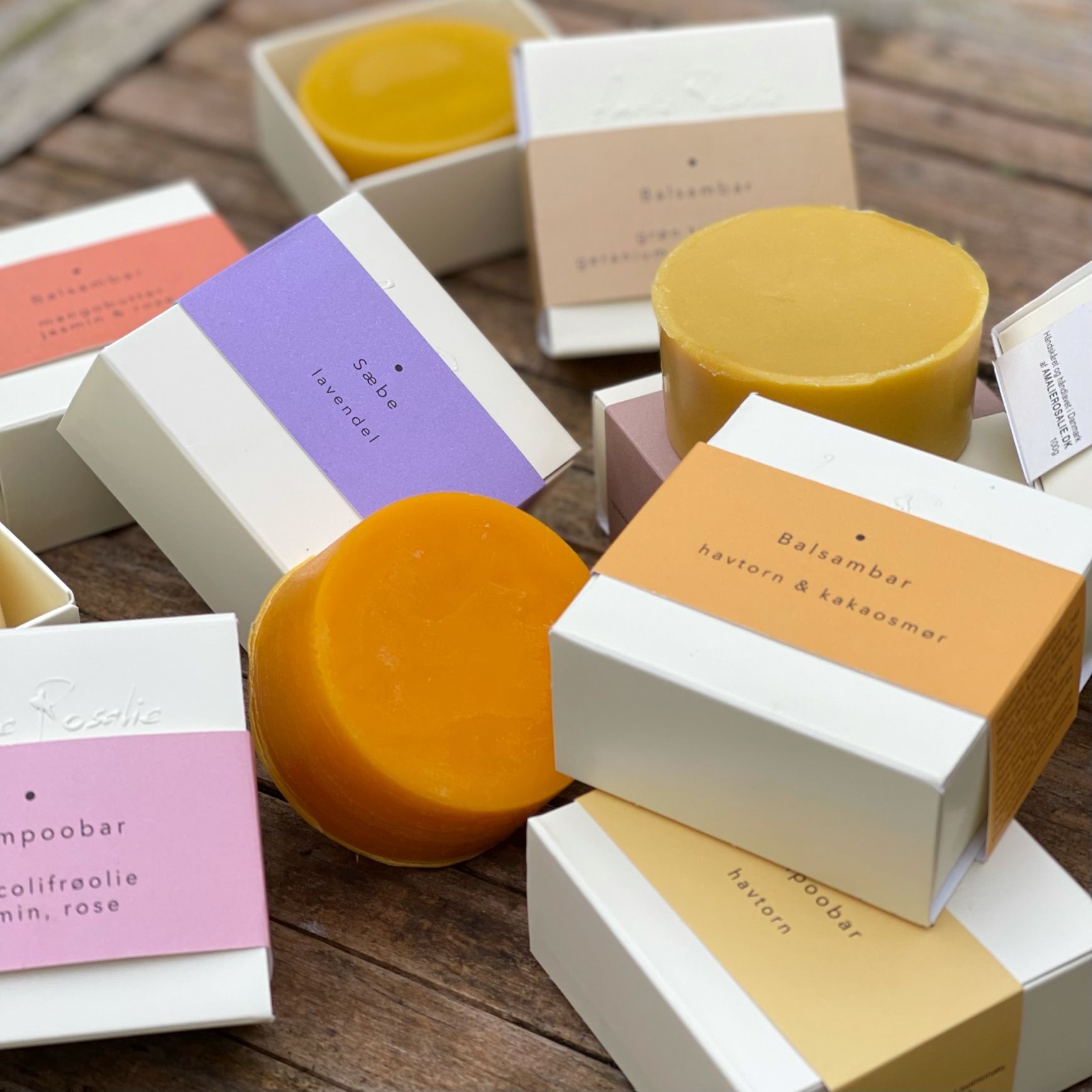 Den neutrale shampoobar med havtorneolie fra Amalie Rosalie er vegansk og uden unødige tilsætningstoffer. Shampoo baren har en pH-værdi der matcher hårets og kombinationen af gode olier gør den velegnet til alle hårtyper og folk med sensitiv hovedbund