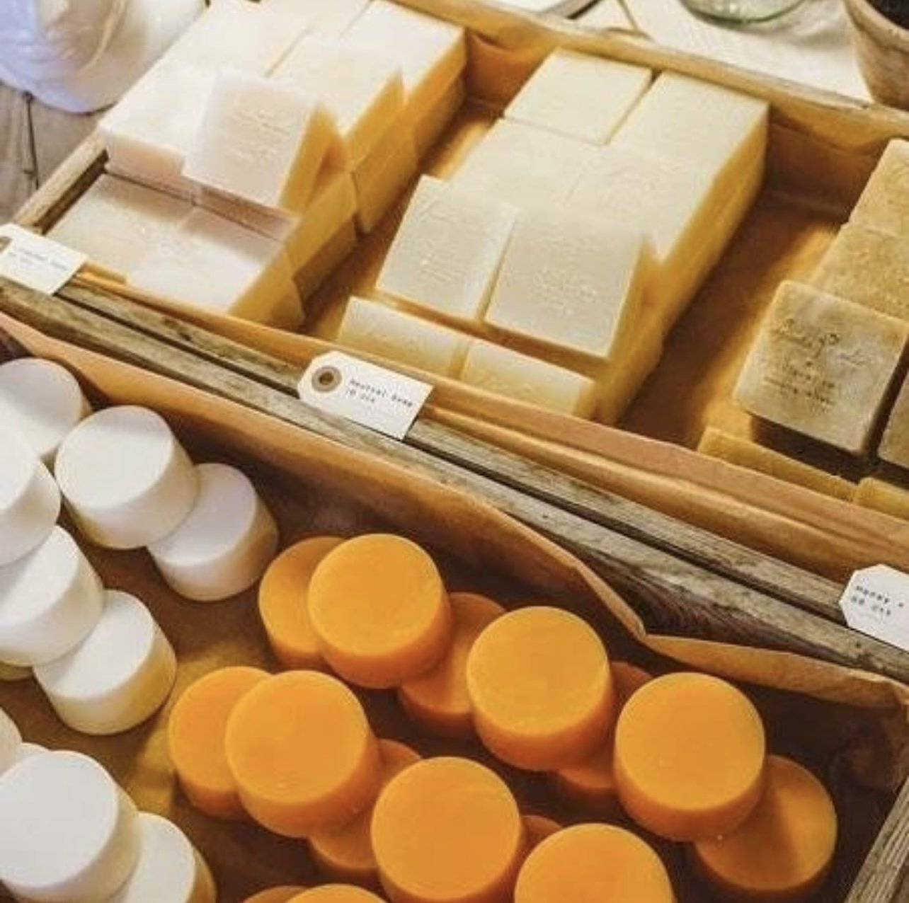 Den neutrale balsambar med havtorneolie fra Amalie Rosalie er blødgørende og velegnet til alle hårtyper, og særligt velegnet til sensitive hovedbunde. Den er vegansk og indeholder plejende ingredienser fra økologisk havtorneolie, kakaosmør, sheasmør og d-panthenol.