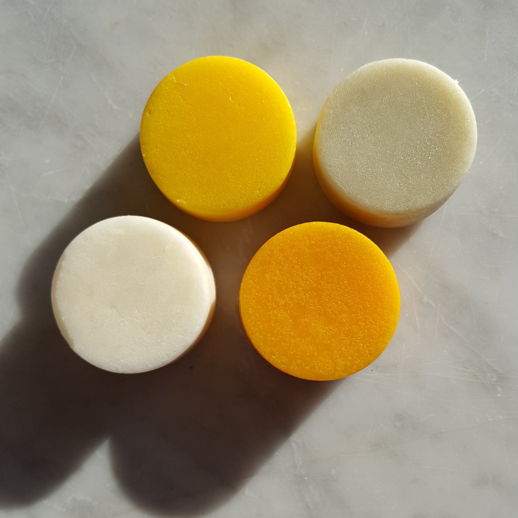 Shampoobaren med grøn te voks samt æterisk geranium- og citronmelisseolie fra Amalie Rosalie er vegansk og er velegnet til normalt og fedtet hår. Økologisk, koldpresset hampeolie, jojobaolie, sheabutter og d-panthenol plejer hovedbunden og tilfører håret fugt.