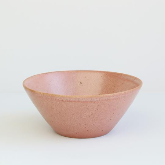 Ø-bowl fra Bornholms Keramikfabrik er en klassisk skål i lyserød - denne er god som morgenmadsskål