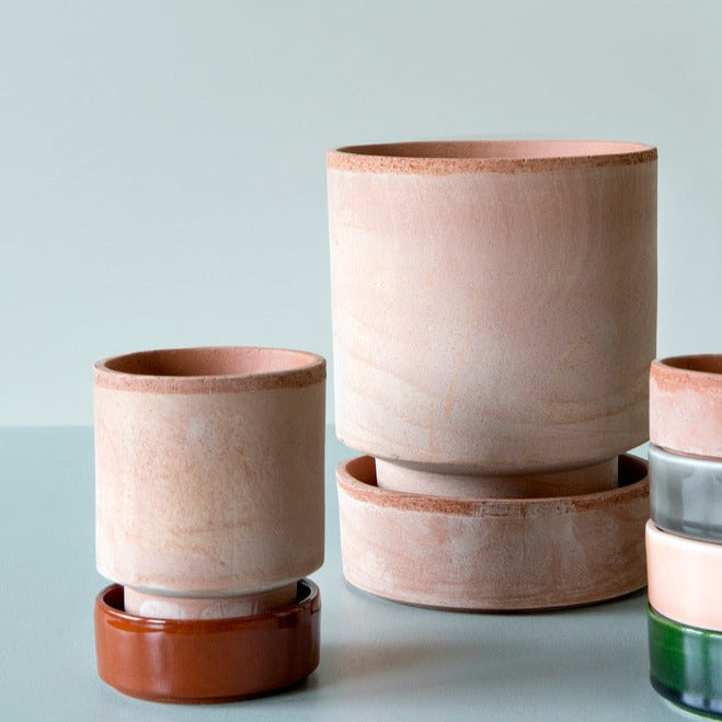 Underskål i terracotta farve, der passer til The Hoff Pot. Hver underskål er lavet i hånden med præcision og dygtighed, for et optimalt og elegant resultat. Mix og match præcis som du vil - du vælger blot samme størrelse i underskål som potte.