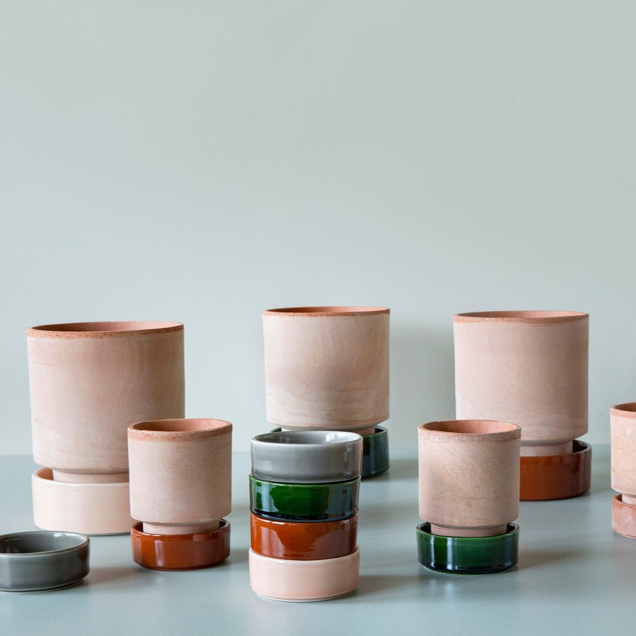 Underskål der passer til The Hoff Pot. Hver underskål er lavet i hånden med præcision og dygtighed, for et optimalt og elegant resultat. Mix og match præcis som du vil - du vælger blot samme størrelse i underskål som potte.