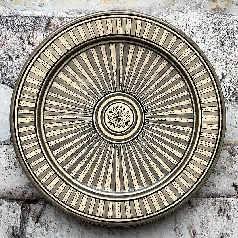 Håndmalet marokkansk keramik fad i smukt traditionelt mønster. Designet her hedder TIPPE og har et fint mønster i gråt på råhvid bund.