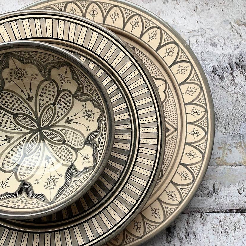 Håndmalet marokkansk keramik fad i smukt traditionelt mønster. Designet her hedder TIPPE og har et fint mønster i gråt på råhvid bund. Fåes i 2 størrelser.