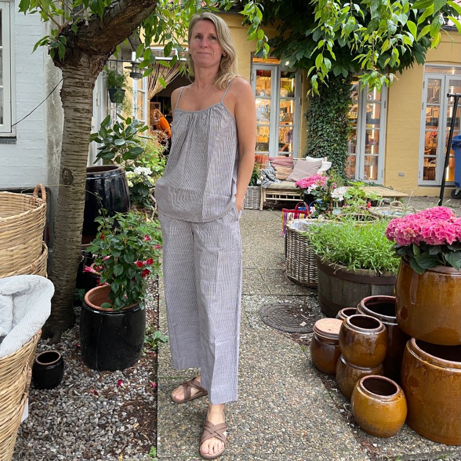 Super lækker og blød buksemodel med bredde ben og elastik i taljen. Mærket er det danske FRAU og lavet i 100% økologisk bomuld. Her i varianten Coffee Quartz Stripe.
