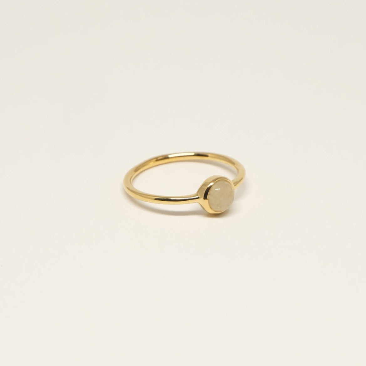 Ringe ABBIE fåes med 3 forskellige ædelstene: Røg Kvarts, Gylden Rutil og Rød Onyx. Ringen er lavet i guldbelagt sterling sølv og er fra danske Studio Loma