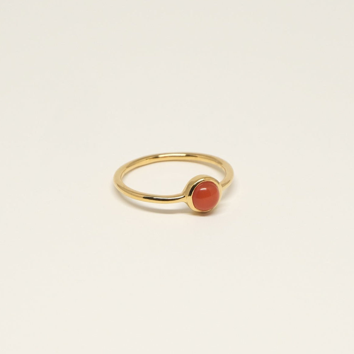 Ringe ABBIE fåes med 3 forskellige ædelstene: Røg Kvarts, Gylden Rutil og Rød Onyx. Ringen er lavet i guldbelagt sterling sølv og er fra danske Studio Loma