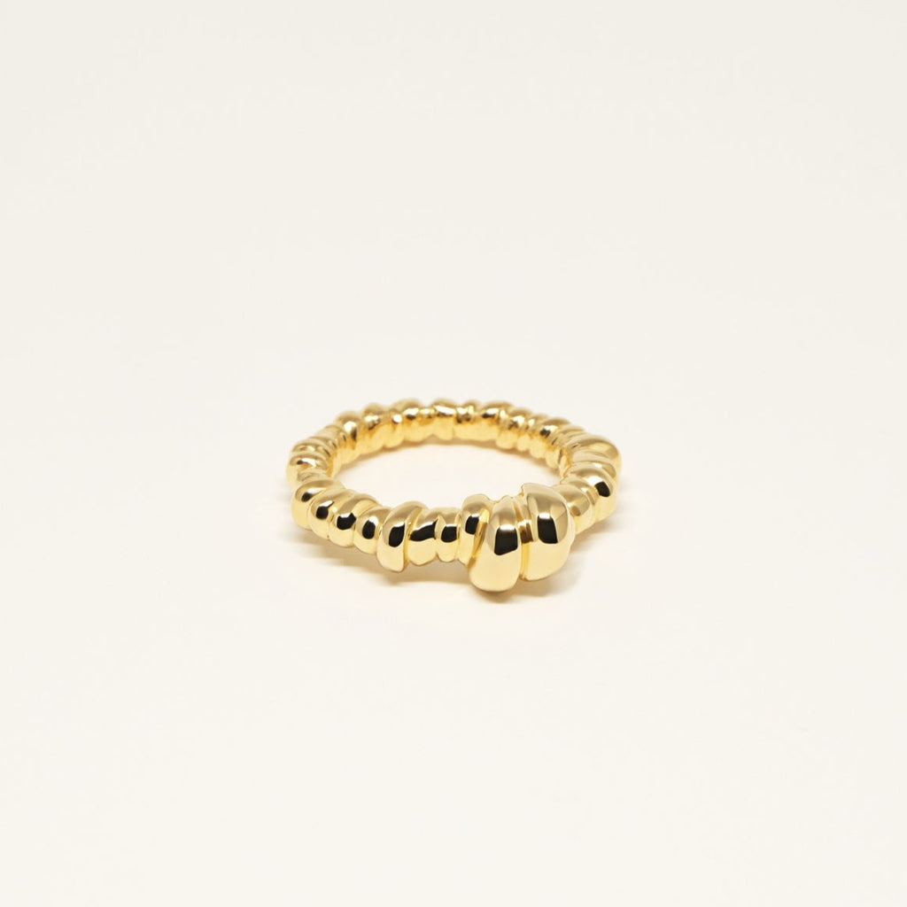 Celeste ringen har et fint snoet design, som giver let smukt udtryk. Lavet i forgyldt messing af Studio Loma