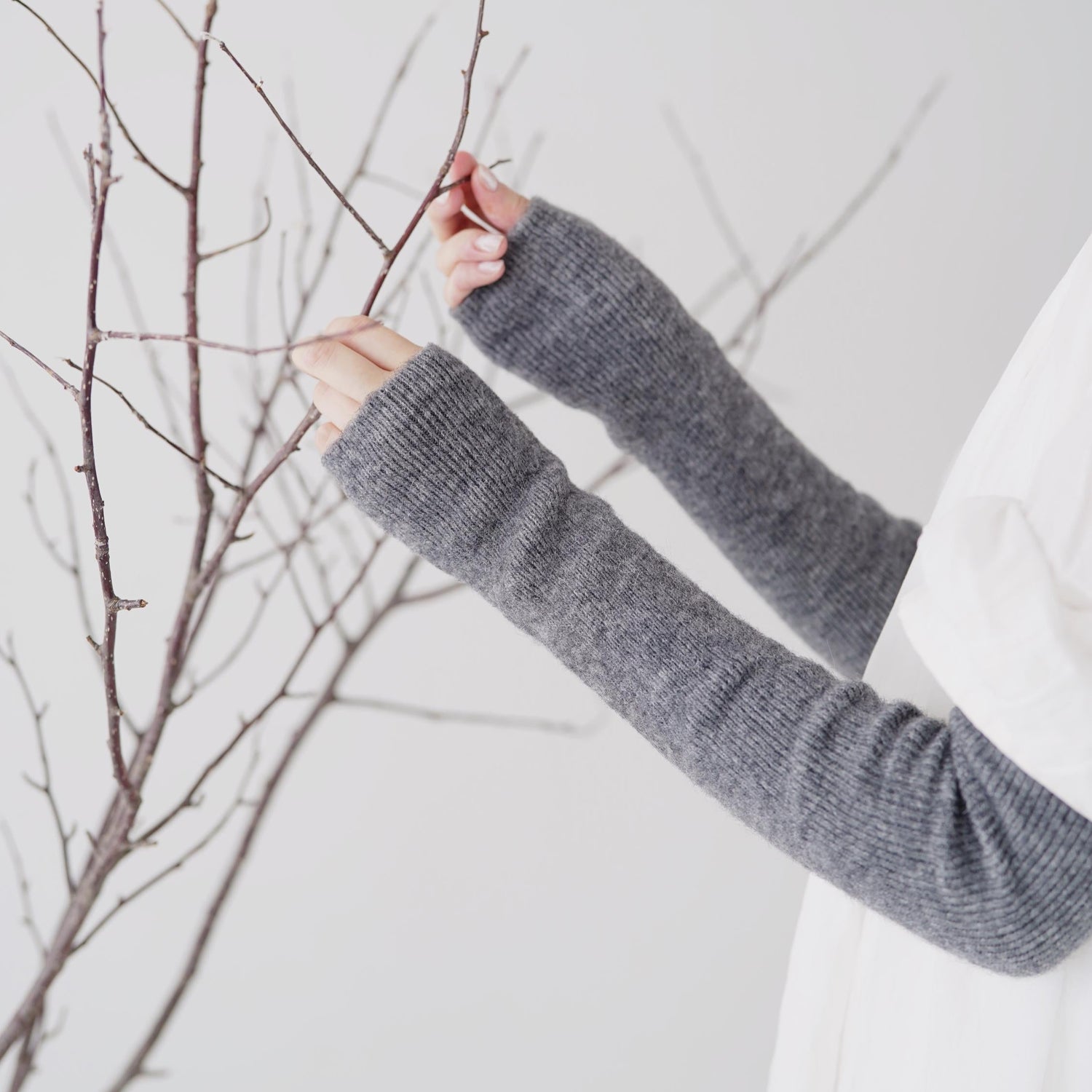Håndledsvarmere i grå alpakauld