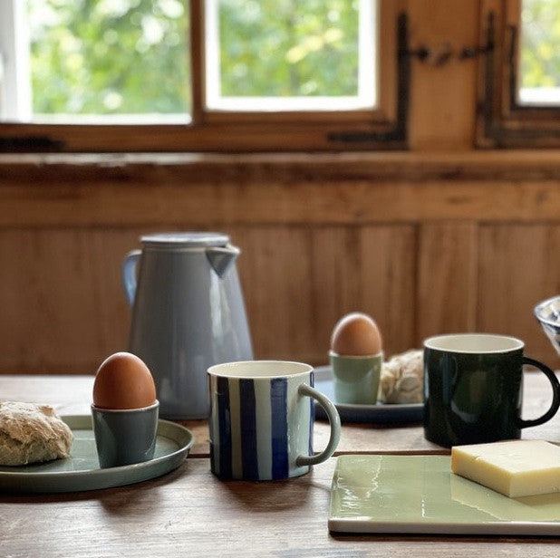 I Balsalen har vi et udvalg af dansk og udenlandsk keramik. Vi forhandler håndlavet keramik fra brands som: Julie Damhus Keramik, Bornholms Keramikfabrik, Birkerød Pottemageri, Mette Duedahl, Jars France, Skaev Keramik, Ceramic Japan