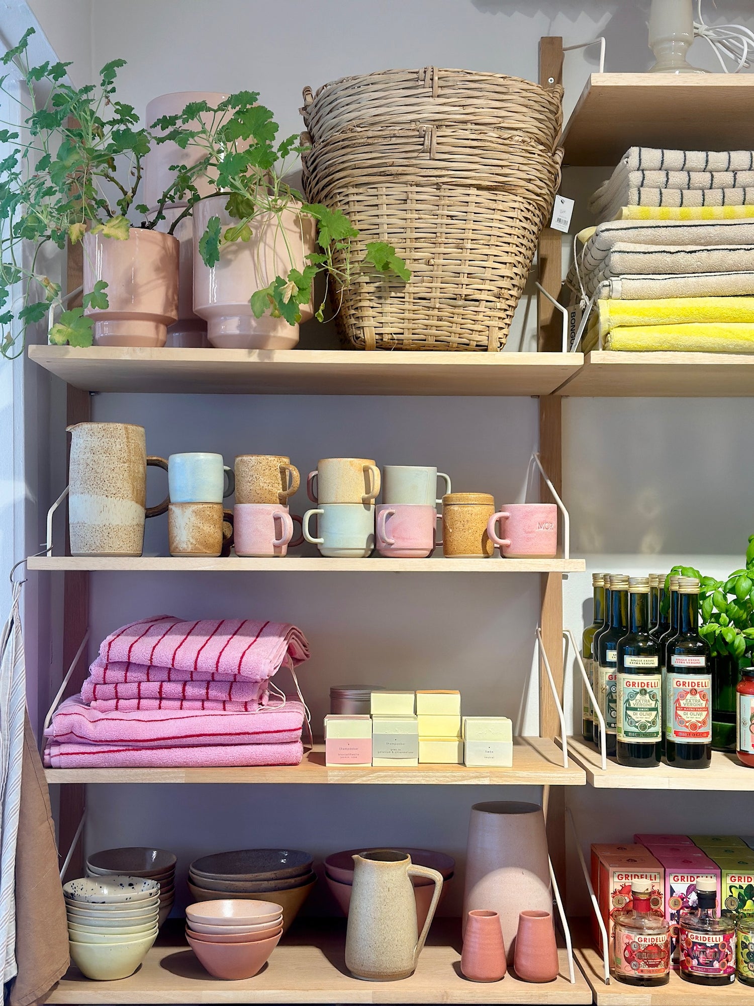 I Balsalen har vi et udvalg af dansk og udenlandsk keramik. Vi forhandler håndlavet keramik fra brands som: Julie Damhus Keramik, Bornholms Keramikfabrik, Birkerød Pottemageri, Mette Duedahl, Jars France, Skaev Keramik, Ceramic Japan