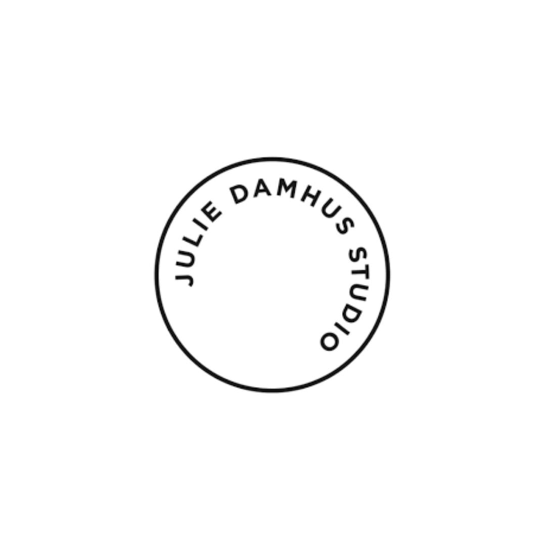 Shop vores udvalg af Julie Damhus Keramik, håndlavet og unikt stentøj til dit hjem. Du finder kopper, kander, skåle, tallerkener fra de populære serier TOTO og ODA. 
