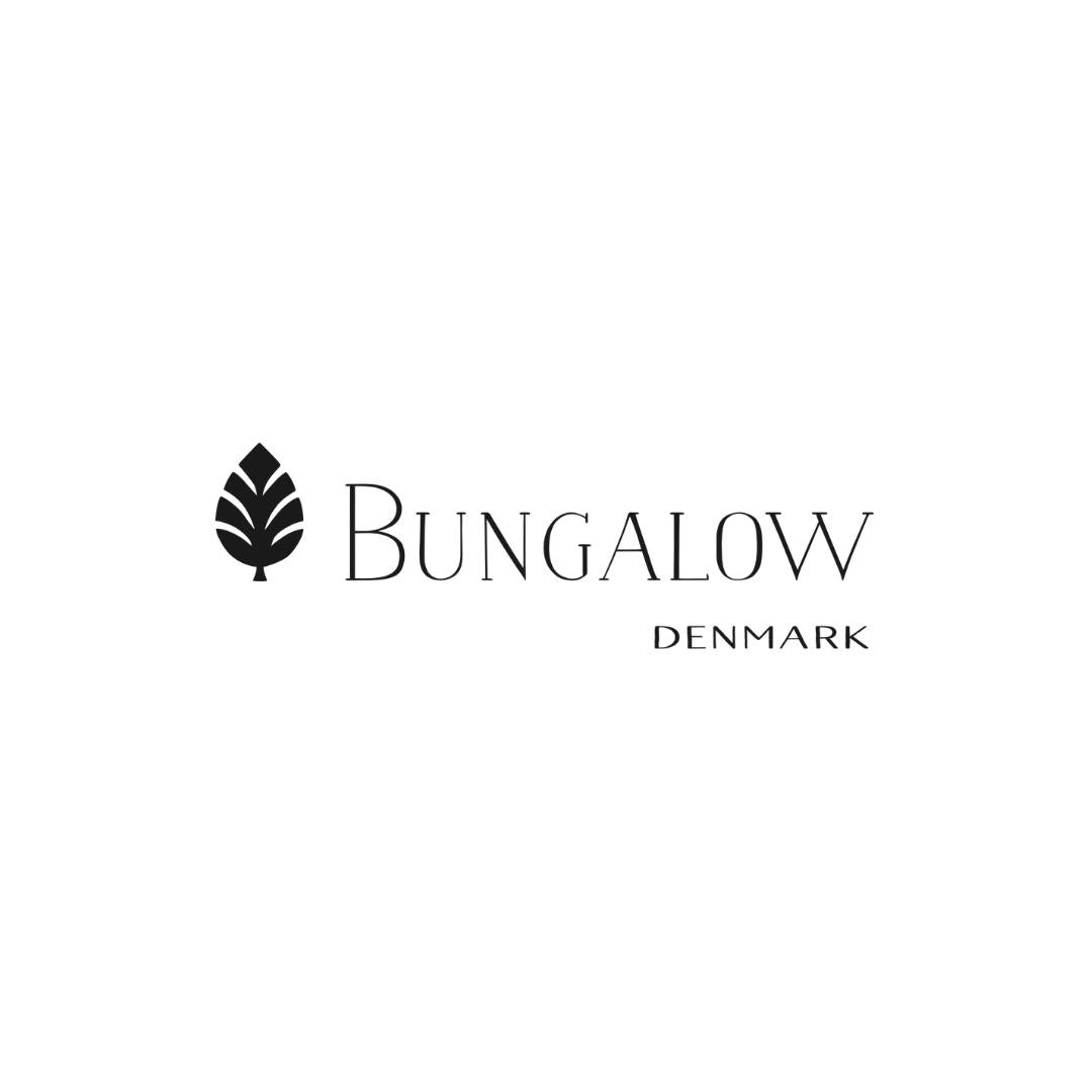 Bungalow er en virksomhed, der er bygget på at præsentere produkter, som har en historie og af skabt af rigtige mennesker snarere blot maskiner. Giv dit hjem personlighed med farverige hørpuder fra Indien, lavet i den lækreste kvalitet.