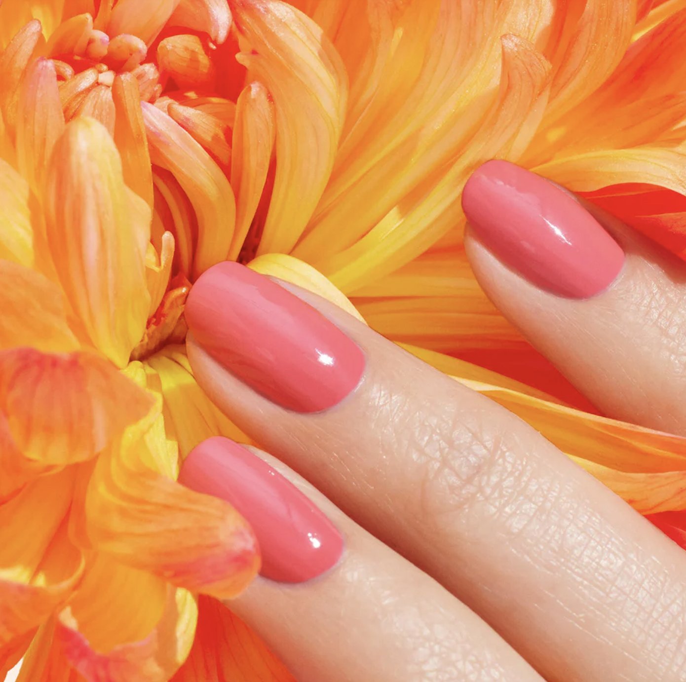 En god neglelak for os er nem at påføre, er åndbar (så den ikke ødelægger neglene) og fri for unødvendige kemikalier.