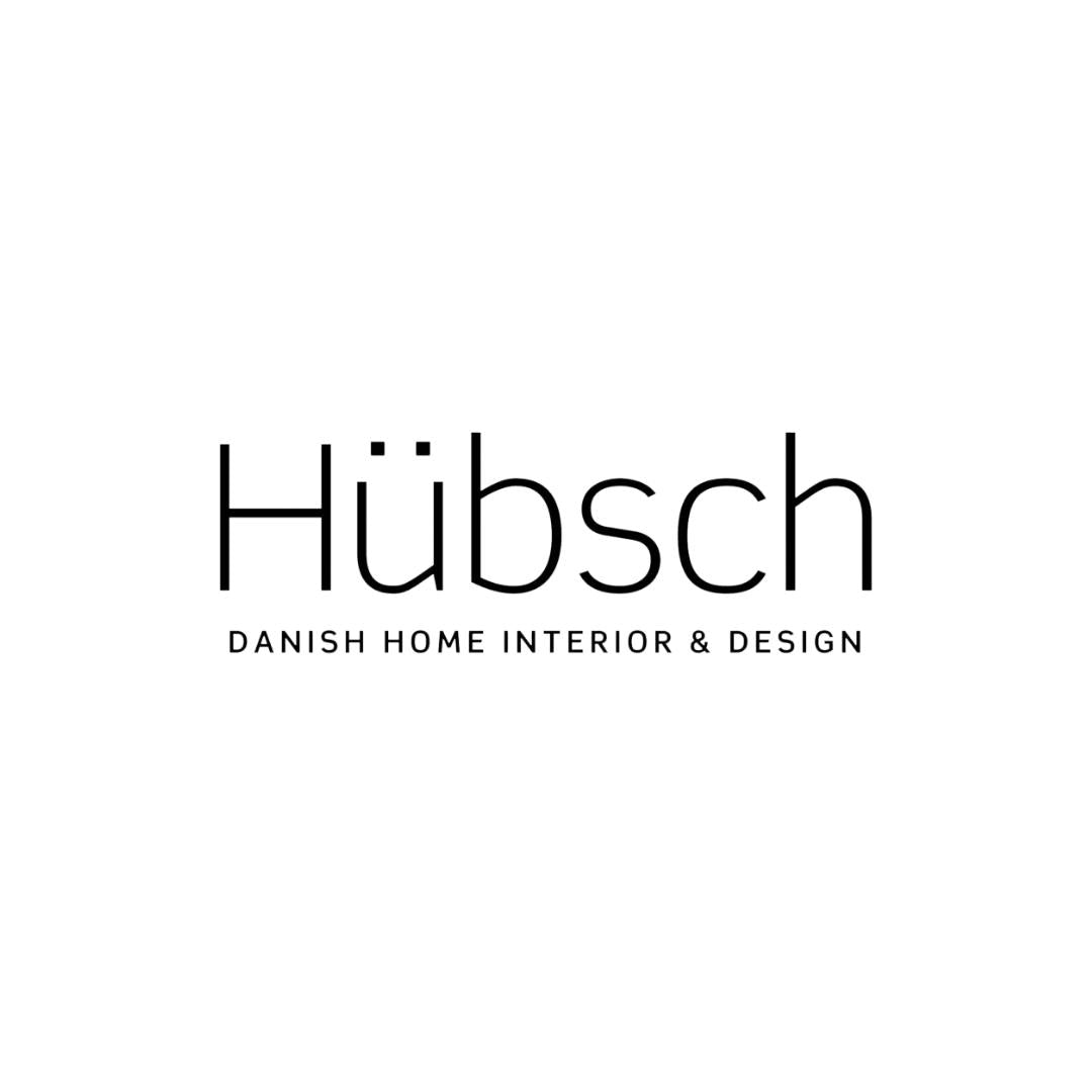 Hübsch er et dansk design interiørfirma med en kærlighed for den enkle nordiske tradition. I Balsalen sætter vi pris på den bæredygtige retning som Hübsch har valgt at følge og forhandler vi et udvalg af deres smukke egetræshylder, knagerækker og spejle 
