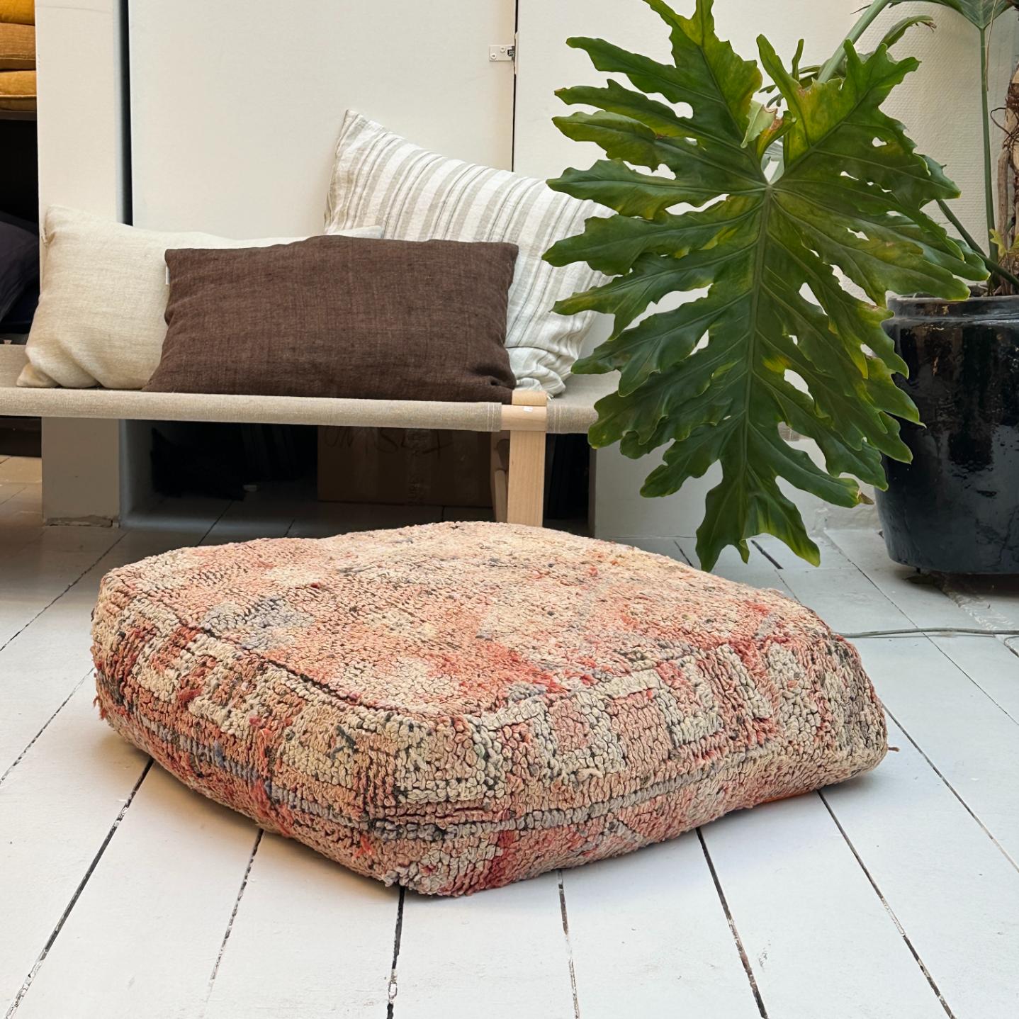 Selected By Balsalen er Balsalens håndplukkede varer som bl.a. marokkanske pufbetræk, tæpper m.m.