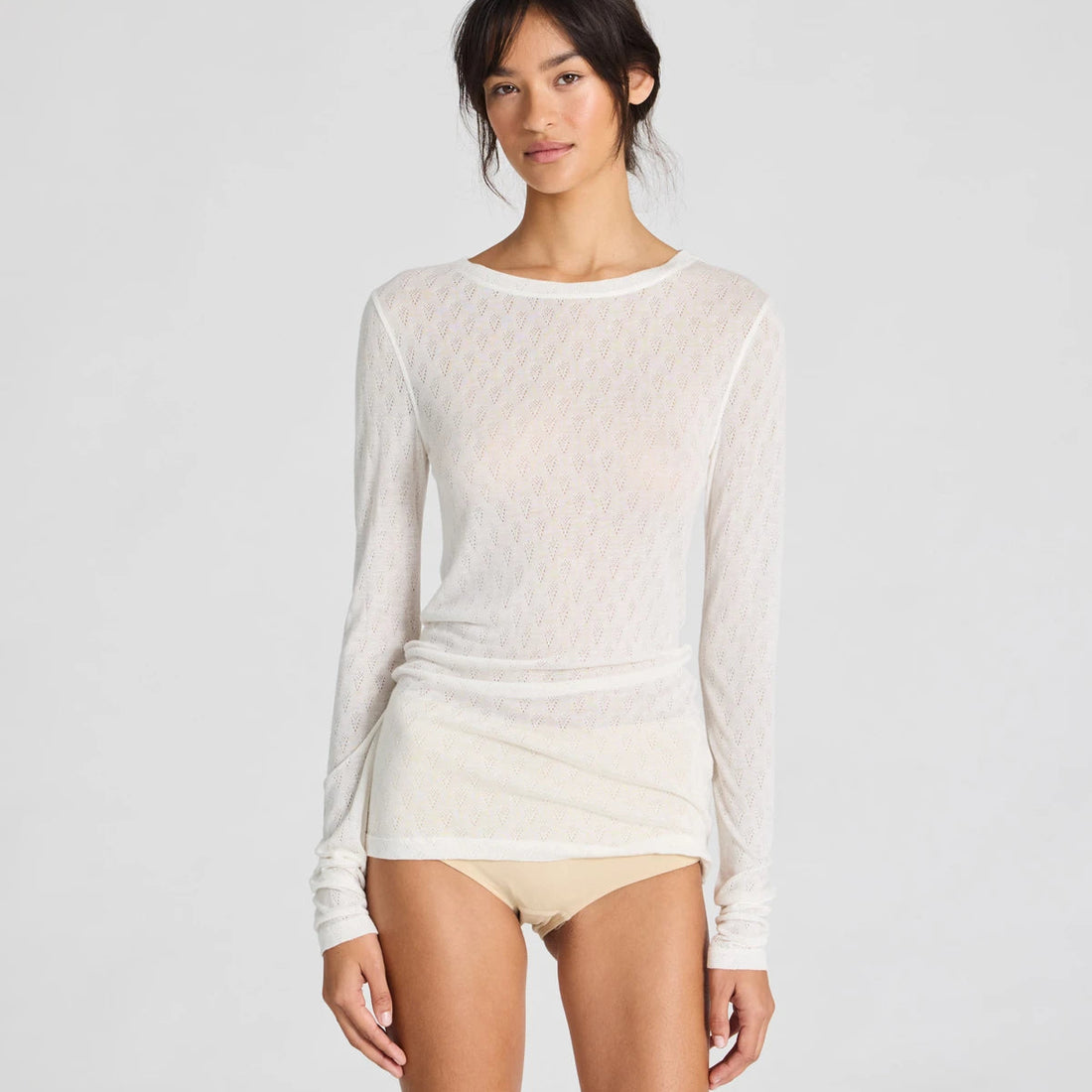 Fermi blusen fra Gai+Lisva er en creme hvid langærmet bluse med fint hulmønster