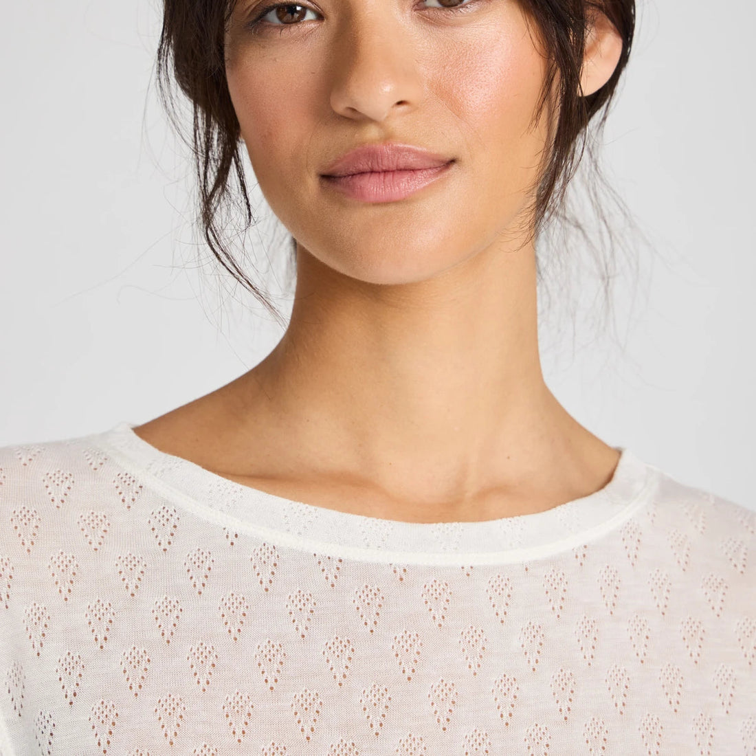 Fermi blusen fra Gai+Lisva er en creme hvid langærmet bluse med fint hulmønster