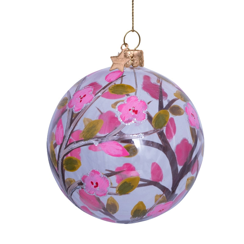 En klassisk rund julekugle med malede pink blomster på