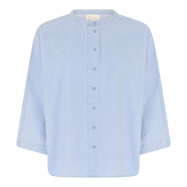 Seoul i Light Blue Denim er en klassisk kort skjorte i en lys afvasket denim