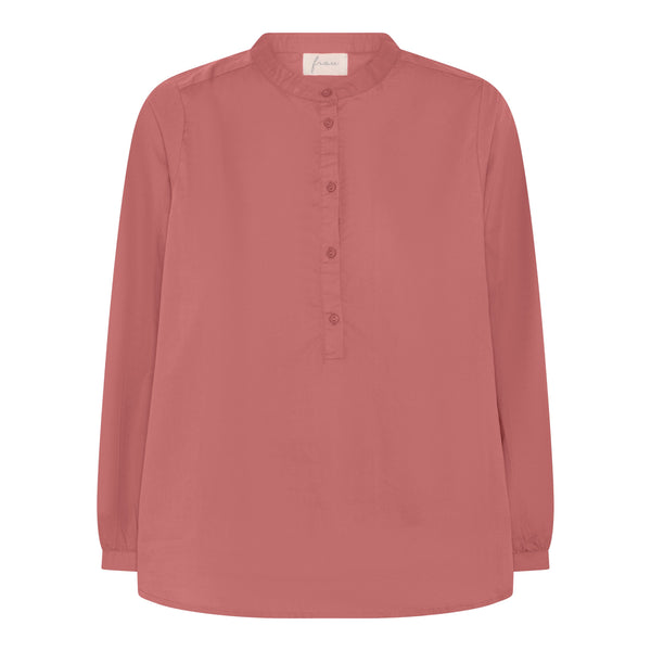 Skjorten har stolpelukning, og er lavet i en let bomuldspoplin, som gør skjorten åndbar og super behagelig at have på. Modellen er one size, som gør den vil sidde forskelligt fra person til person, men passer størrelser fra 34-44.  Ash Rose er en mørk rosa farve