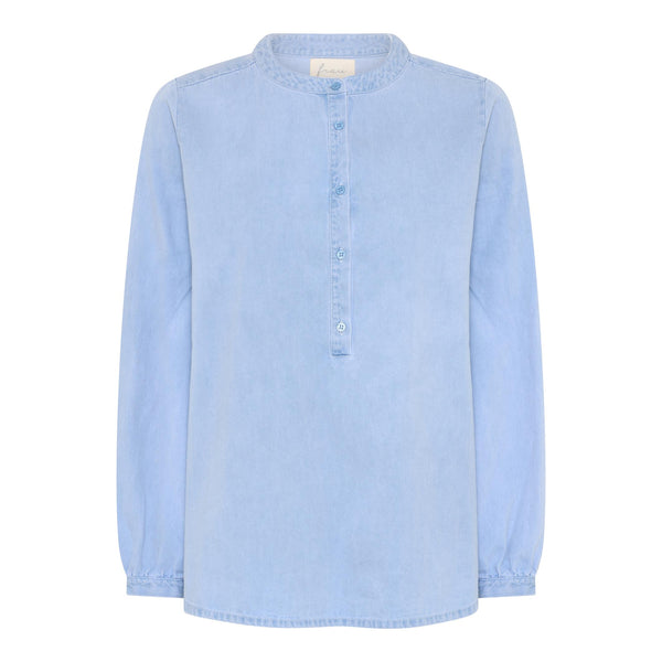 Madrid skjorten fra FRAU er en klassisk langærmet skjorte med kinakrave. Her er den i farven 'light blue denim', som er en lys afvasket denim