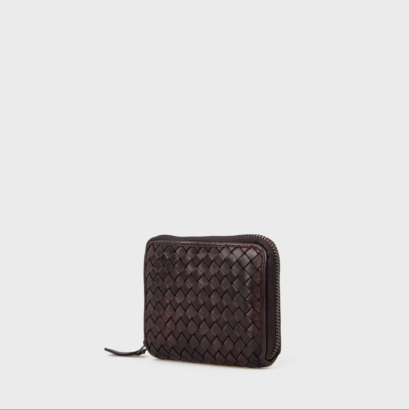 Montana est pung i brun flettet læder med plads til kort, sedler og mønter