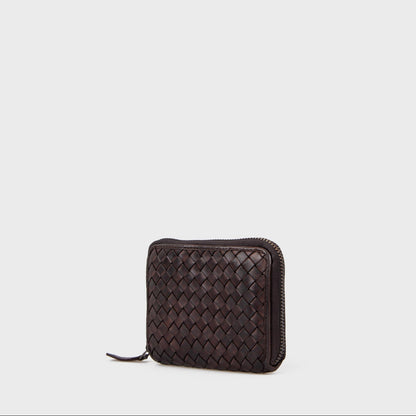 Montana est pung i brun flettet læder med plads til kort, sedler og mønter