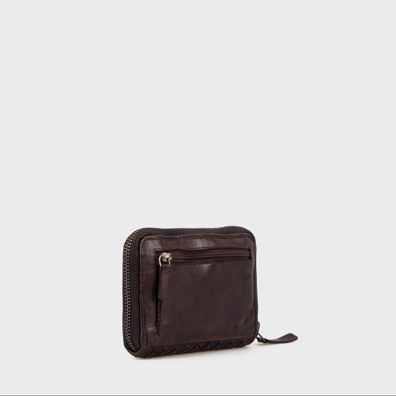 Læderpung fra Montana est i brun med flettet struktur og kompakt design