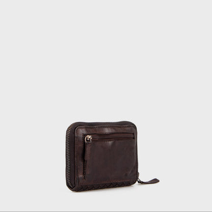 Læderpung fra Montana est i brun med flettet struktur og kompakt design