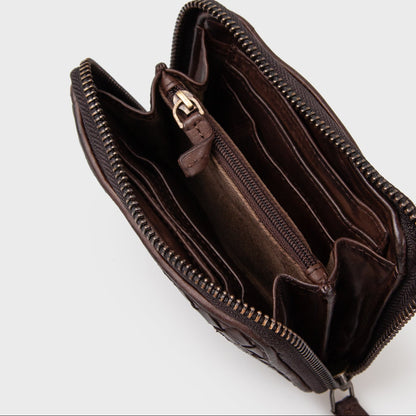 Mørkebrun pung fra montana est i flettet læder med lynlåslukning set oppe fra